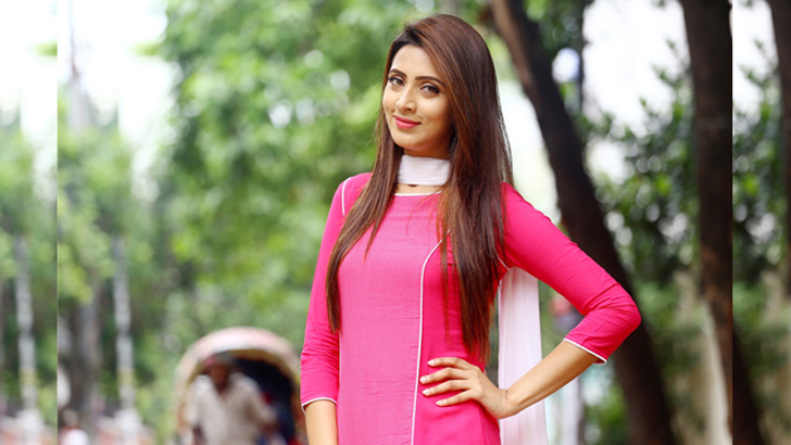 পুরোনো প্রেমিককে এখনো  ভালোবাসেন মিম