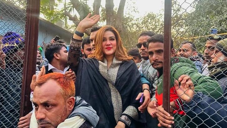 নৌকার প্রার্থীর মনোনয়ন জমা দিতে সঙ্গী হলেন চিত্রনায়িকা মাহি