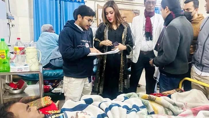 ছাত্রলীগ নেতাকে দেখতে হাসপাতালে নায়িকা মাহি