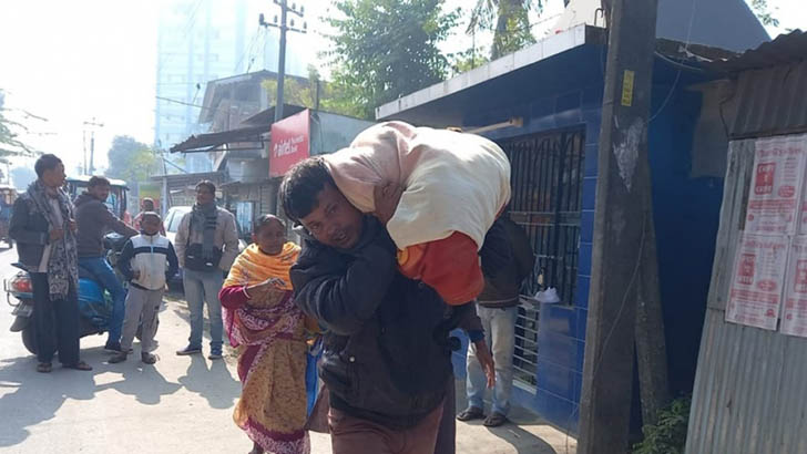 টাকা নেই, মায়ের লাশ কাঁধে নিয়ে ৫০ কিমি হাঁটল ছেলে!