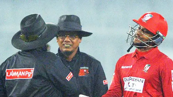 মেজাজ হারিয়ে আম্পায়ারের দিকে তেড়ে গেলেন সাকিব