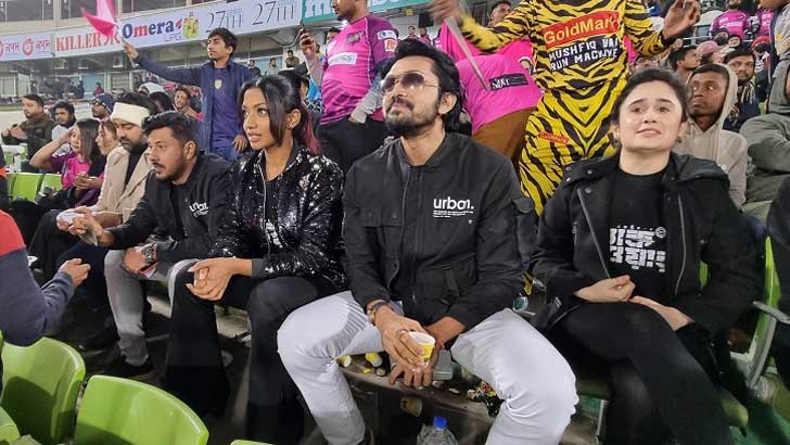 যে কারণে দুই নায়িকাকে নিয়ে স্টেডিয়ামে গেলেন আরিফিন শুভ