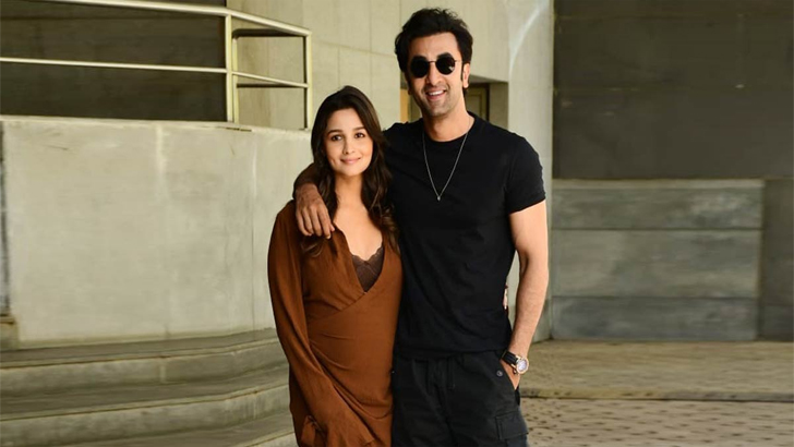 পাপারাজ্জিদের ডেকে যা করলেন রণবীর ও আলিয়া
