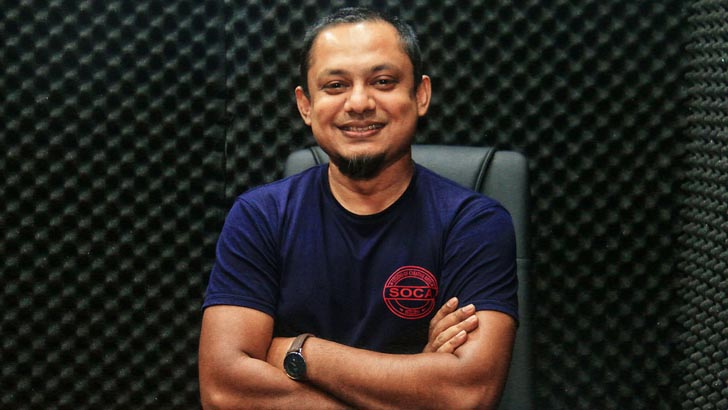 স্ত্রীর হাতে মার খেয়ে জিডি করলেন আরজে কিবরিয়া