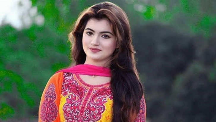 এবার বিশেষ একজনের সঙ্গে ছবি প্রকাশ করলেন ‘নাসিরের সাবেক প্রেমিকা’ সুবহা