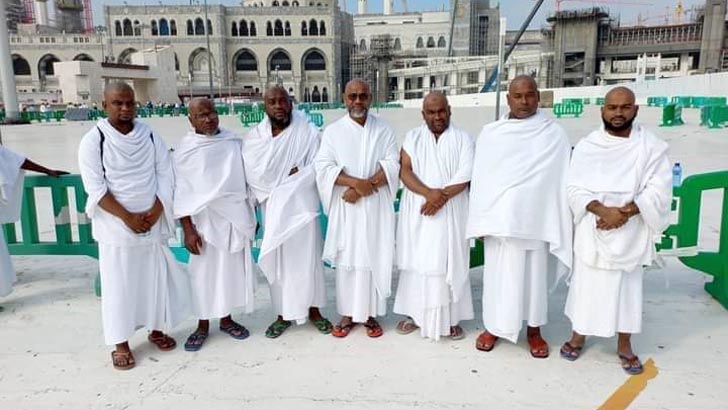 ওমরাহ পালনে সৌদিতে একসঙ্গে পাকুন্দিয়ার সাত ভাই