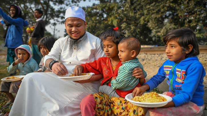 টঙ্গী রেলওয়ে বস্তিতে খাবার বিতরণ করলেন সেই ইবিট লিও