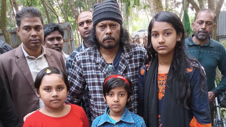 প্রয়াত গীতিকার বিশু শিকদারের পরিবারের পাশে নগর বাউল জেমস