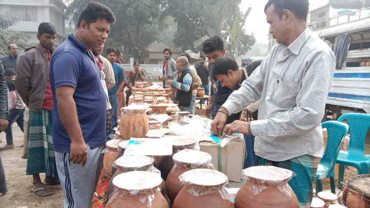 সিরাজগঞ্জে ৩০০ বছরের ঐতিহ্যবাহী দইয়ের মেলা