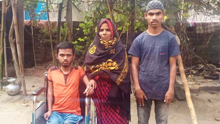 কেউ নেই ক্যানসারে আক্রান্ত খাদিজার পাশে দাঁড়ানোর