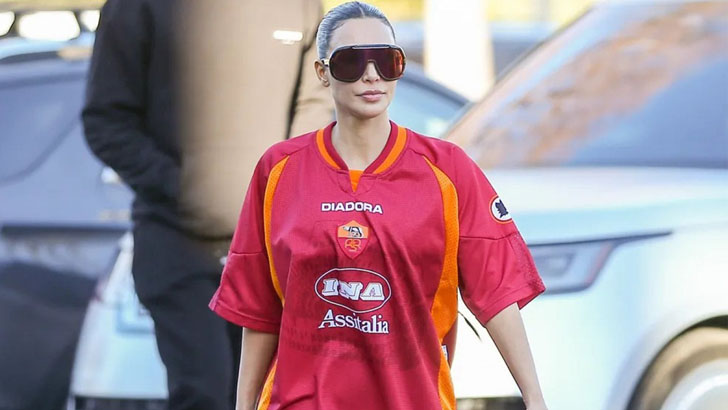 রোমার জার্সি পরে রাস্তায় কেন কিম কার্দাশিয়ান?