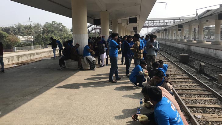 ১১ নৌকা-স্পেশাল ট্রেনে প্রধানমন্ত্রীর জনসভায় গেলেন ৪০ হাজার মানুষ