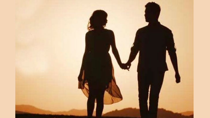 হঠাৎ দেখে থমকে গেলাম