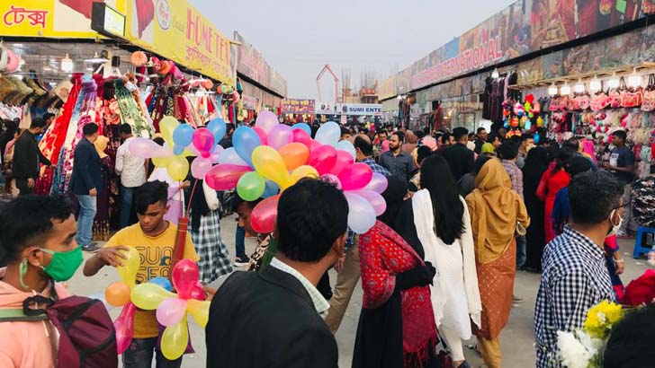 বাণিজ্য মেলার শেষ দিনে ছিল অফারের ছড়াছড়ি!