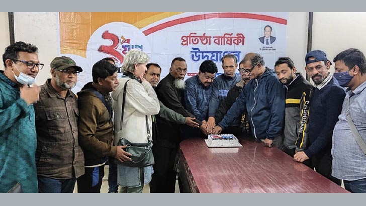 দুই যুগে যুগান্তর: ফরিদপুরে দোয়া, কেক কাটা ও আলোচনা সভা