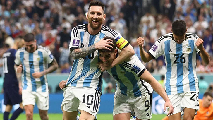 ‘মেসি ফুটবল ইতিহাসের সেরা খেলোয়াড়’