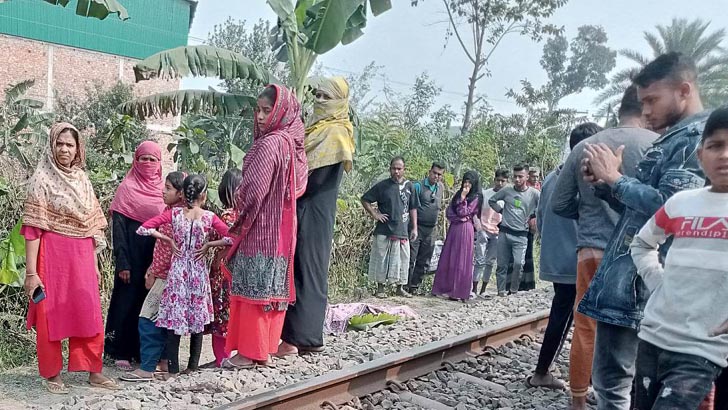 ‘বাচ্চাটাকে দেখে রেখো’ বলেই ট্রেনের নিচে ঝাঁপ দেন গৃহবধূ