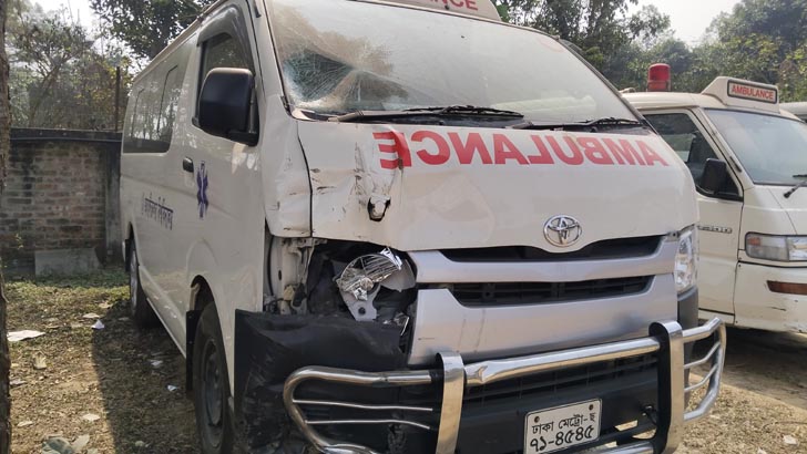মাদক পরিবহণের সময় জাবির অ্যাম্বুলেন্সের ধাক্কায় রিকশাচালক নিহত