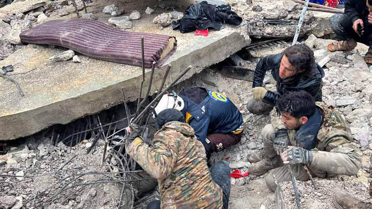 এখনো ধ্বংসস্তূপের নিচে শত শত মানুষ