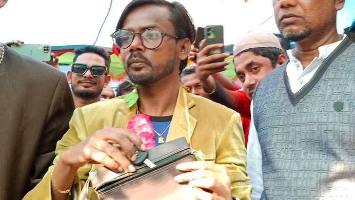 উপহারের গাড়ি নিতে এসে জরিমানা গুনলেন হিরো আলম