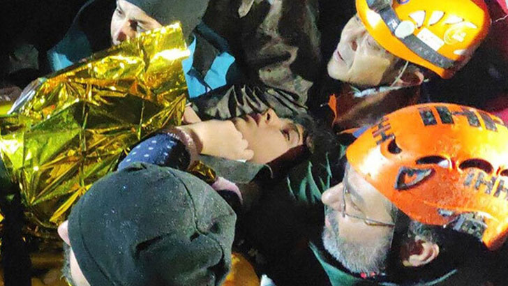 ২২ ঘণ্টা পর ধ্বংসস্তূপ থেকে জীবিত নারী উদ্ধার