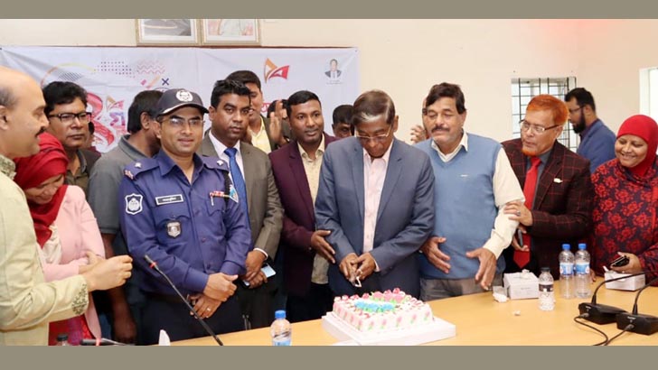 চান্দিনায় যুগান্তরের প্রতিষ্ঠাবার্ষিকীর কেক কাটলেন এমপি প্রাণ গোপাল