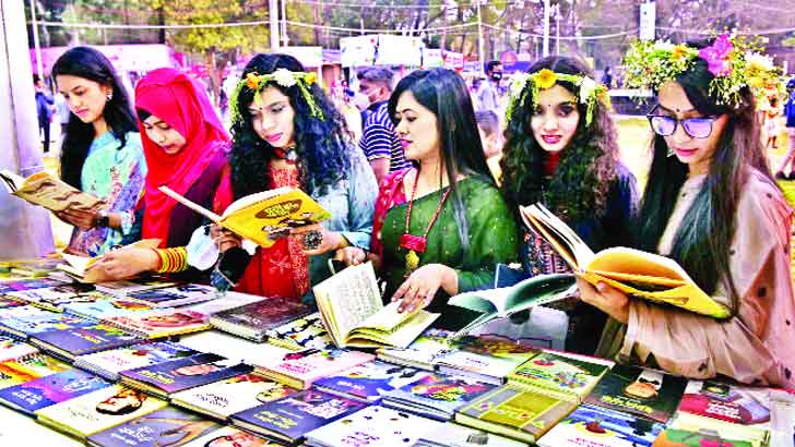 বইয়ের টানে ছুটছেন পাঠক