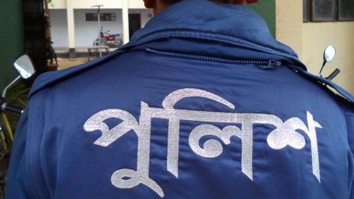 সোর্সকে সাজালেন বিশেষ গোয়েন্দা কর্মকর্তা