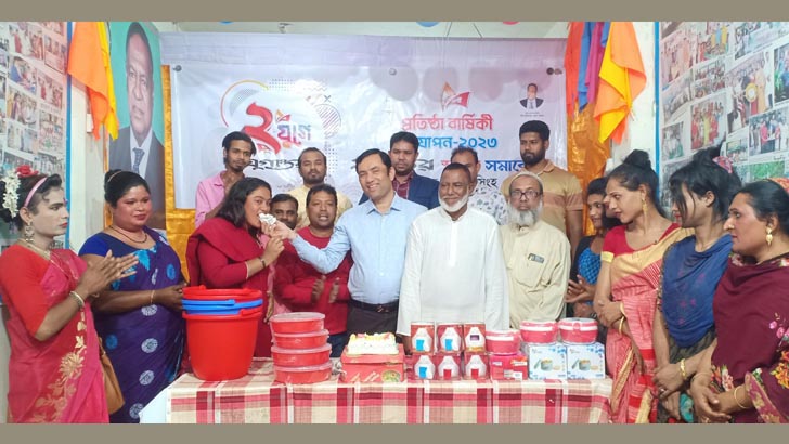 যুগান্তরের জন্মোৎসবে গৌরীপুরে কেক কাটলেন তৃতীয় লিঙ্গের মানুষ