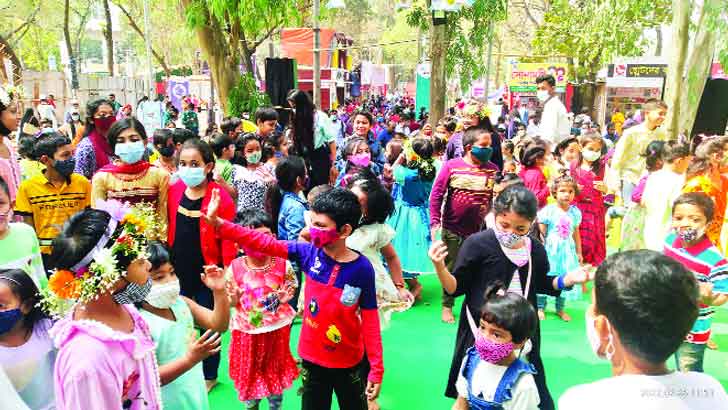 বইমেলাকে এগিয়ে নিতে