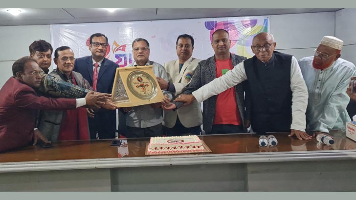 যুগান্তরের ২ যুগে পদার্পণ, নবনির্বাচিত রাষ্ট্রপতির ক্রেস্ট নিলেন তারই বাল্যবন্ধু