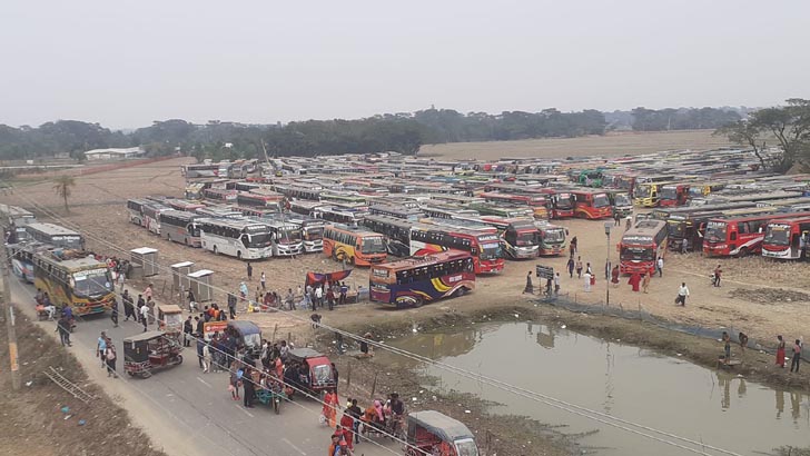 কুয়াকাটায় রেকর্ড সংখ্যক পর্যটক, ধানক্ষেতে গাড়ি পার্কিং