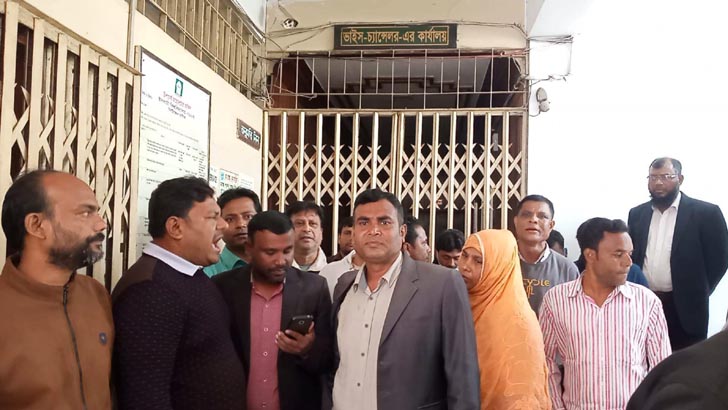 অডিও ফাঁসের ঘটনায় ইবি ভিসির কার্যালয়ে ফের তালা