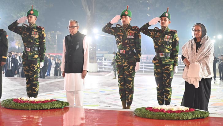 কেন্দ্রীয় শহীদ মিনারে রাষ্ট্রপতি-প্রধানমন্ত্রীর শ্রদ্ধা