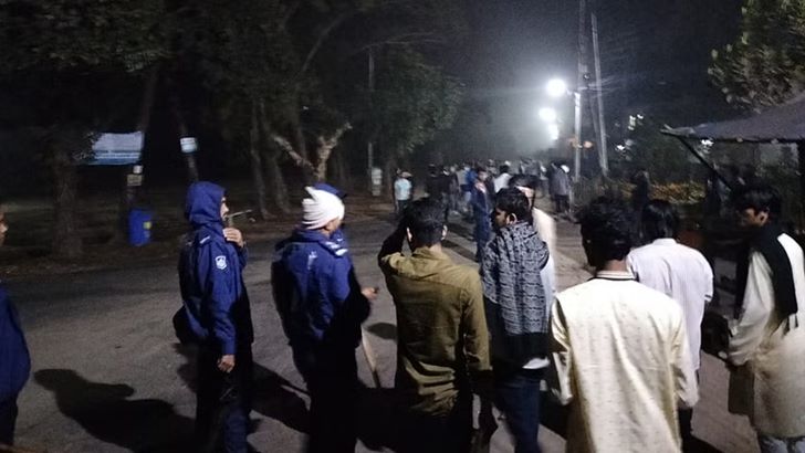 চবিতে ফুল দেওয়া নিয়ে ছাত্রলীগের দুই গ্রুপের সংঘর্ষ, আহত ২২