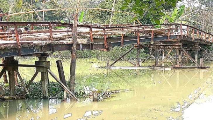 সেতু ভেঙে বালুর জাহাজ নিলেন চেয়ারম্যানের ভাই