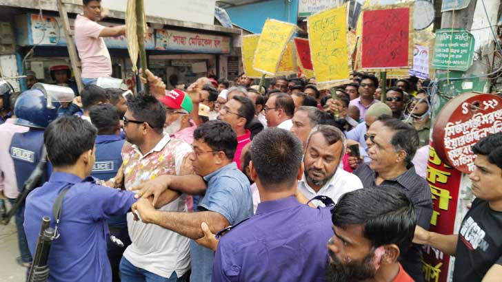 ঝালকাঠিতে বিএনপির সঙ্গে ছাত্রলীগের সংঘর্ষে পুলিশসহ আহত ১৫