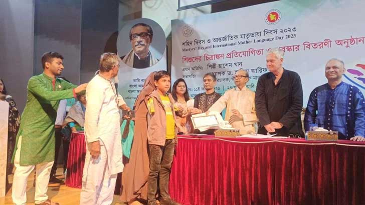 পা দিয়ে ছবি এঁকে এবার দেশসেরা দাগনভূঞার মোনায়েম