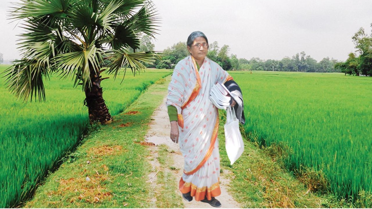 হাতে হাতে বই পৌঁছে দেন তিনি