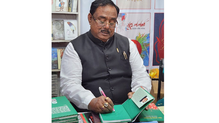 বইমেলায় খাদ্যমন্ত্রীর ‘মনে রাখার দিনগুলো’
