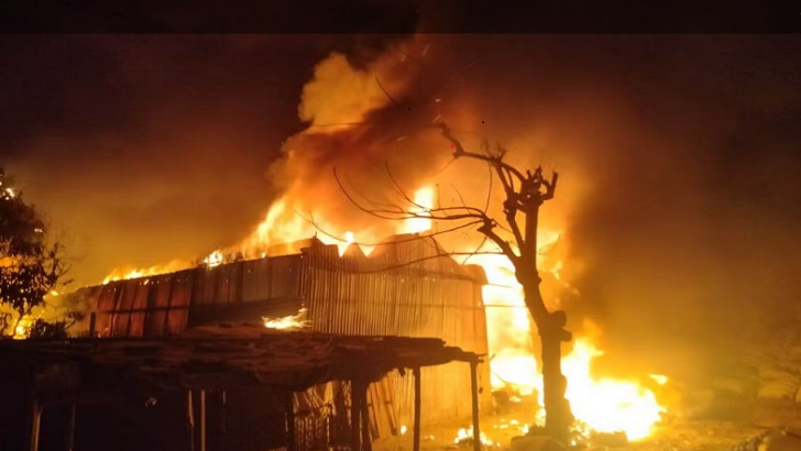 গাজীপুরে ৩ ঘণ্টা পর নিয়ন্ত্রণে ঝুট গোডাউনের আগুন