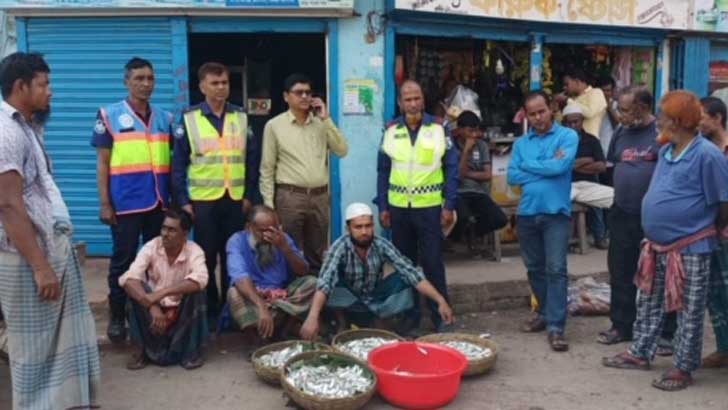 বরিশালের পাঁচ নদীতে মাছ শিকার নিষিদ্ধ, তিনজনকে দণ্ড