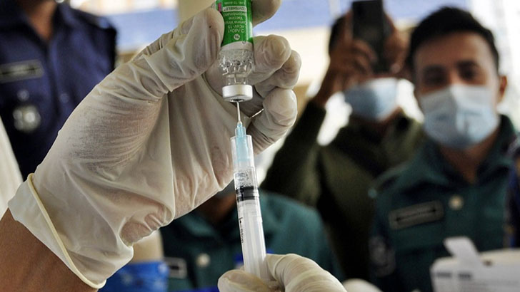 কোভিডের তৃতীয় ও চতুর্থ ডোজ টিকা দেওয়া সাময়িক বন্ধ