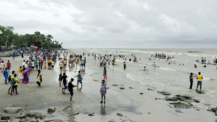 অপ্রস্তুত কুয়াকাটায় লাখো পর্যটক