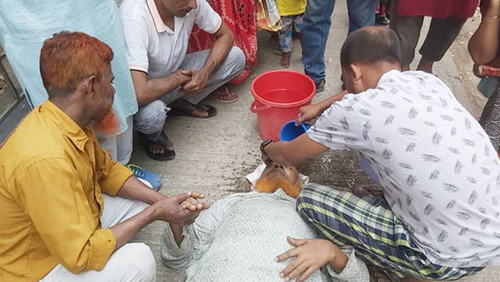 ওএমএসের ট্রাক থেকে চাল নিতে গিয়ে জ্ঞান হারালেন বৃদ্ধ