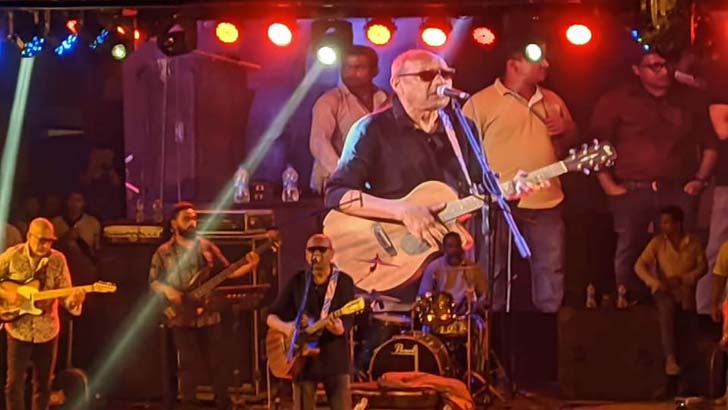 জাবি মাতিয়ে গেলেন অঞ্জন দত্ত