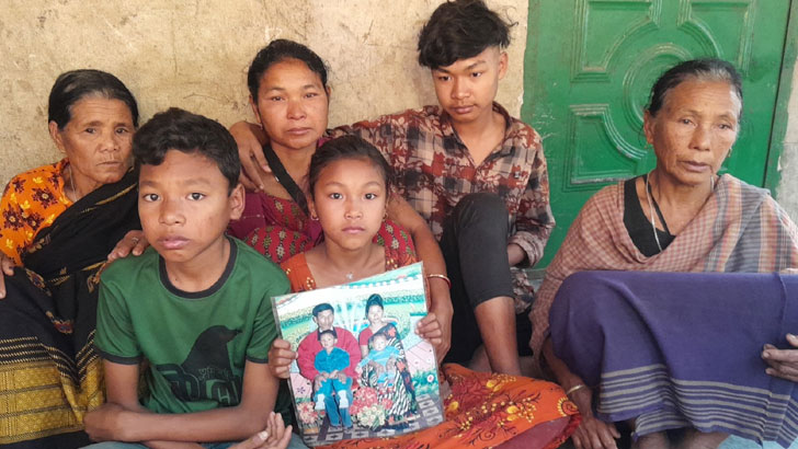 অক্সিজেন প্ল্যান্টে বিস্ফোরণ, ছবি হাতে বাবার অপেক্ষায় শিশু ত্রাণফি