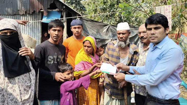 সীতাকুণ্ডে নিহত সালাউদ্দিনের পরিবারকে আর্থিক সহায়তা