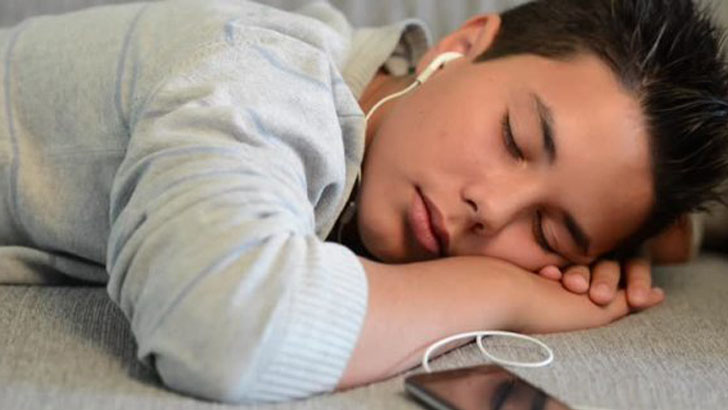 ফোন ধরবেন কোন কানে?