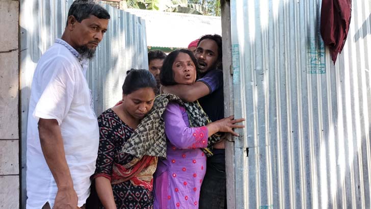 লুকিয়ে গাছের ডাব খাওয়ায় মায়ের সামনে মারধর করায় স্কুলছাত্রের কাণ্ড